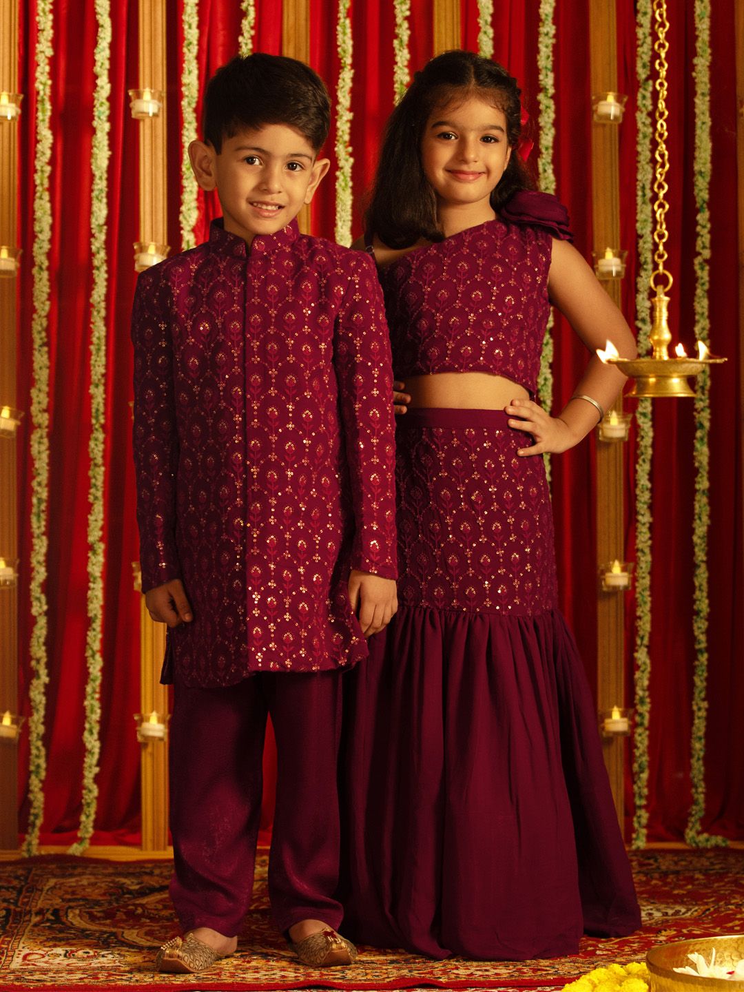 Vastramay Boys menghiasi set sherwani Georgette