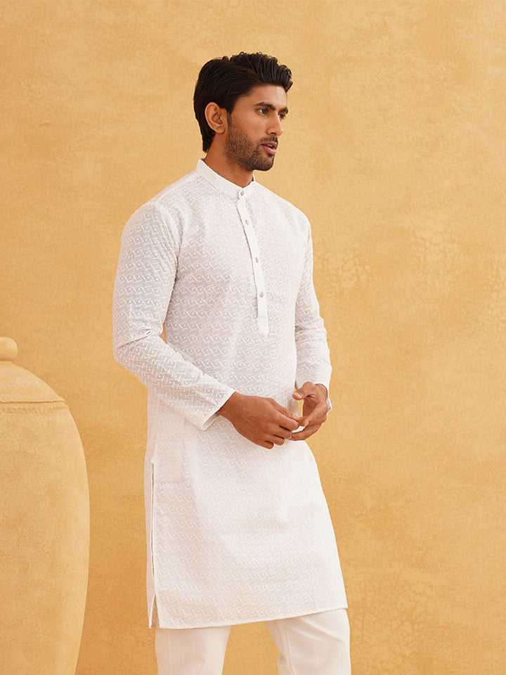 SOJANYA Men White Embroidered Straight Kurta