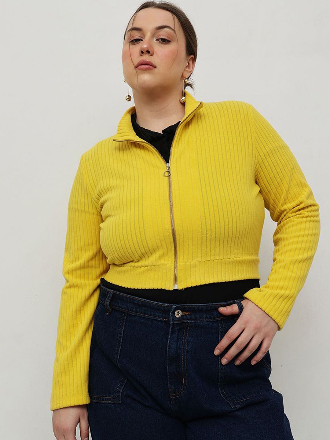 Wanita jalanan yang curvy tanpa jaket empuk tanaman