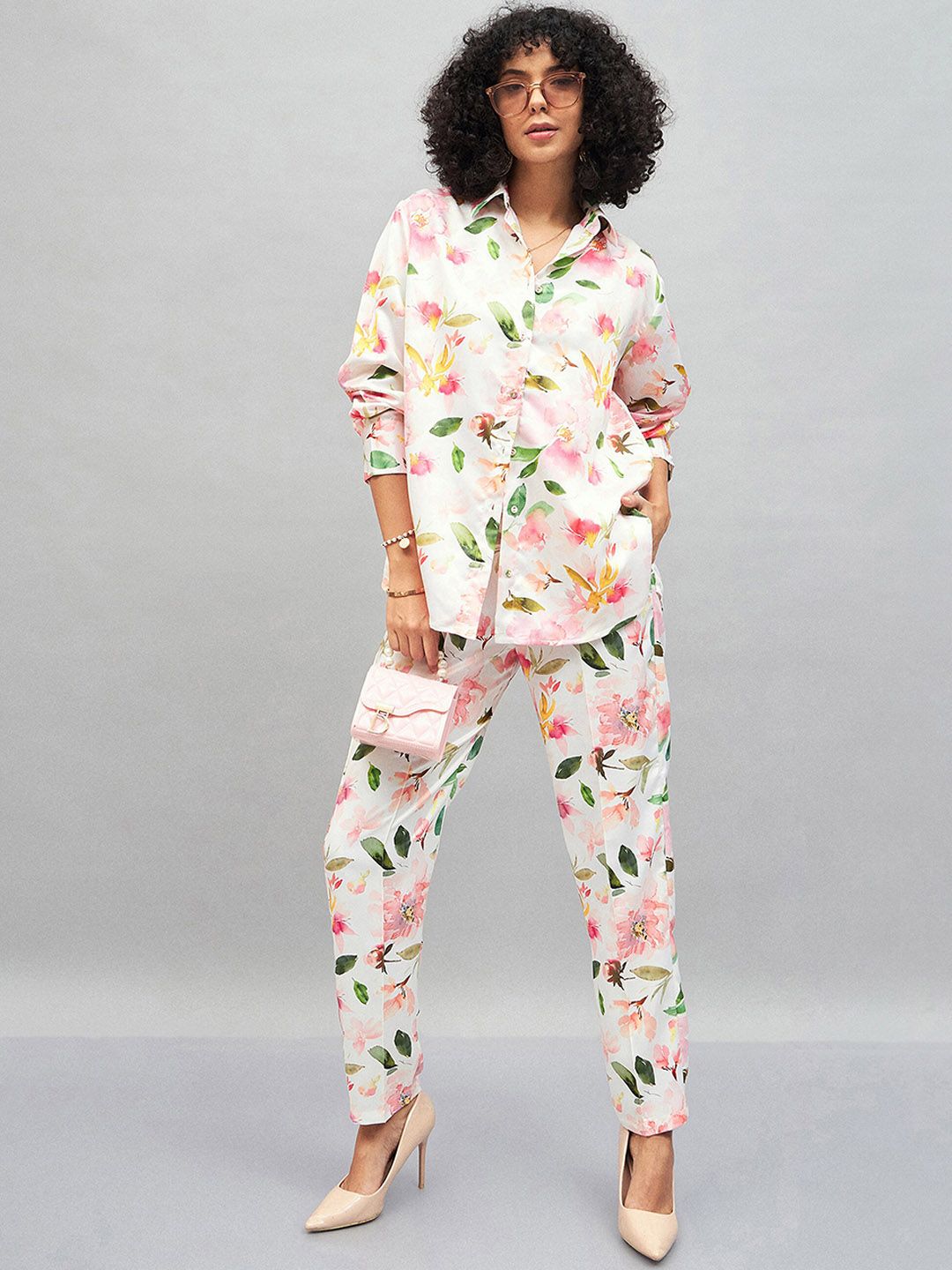 SASSAFRAS White Women Floral Printed Straight Fit Trousers