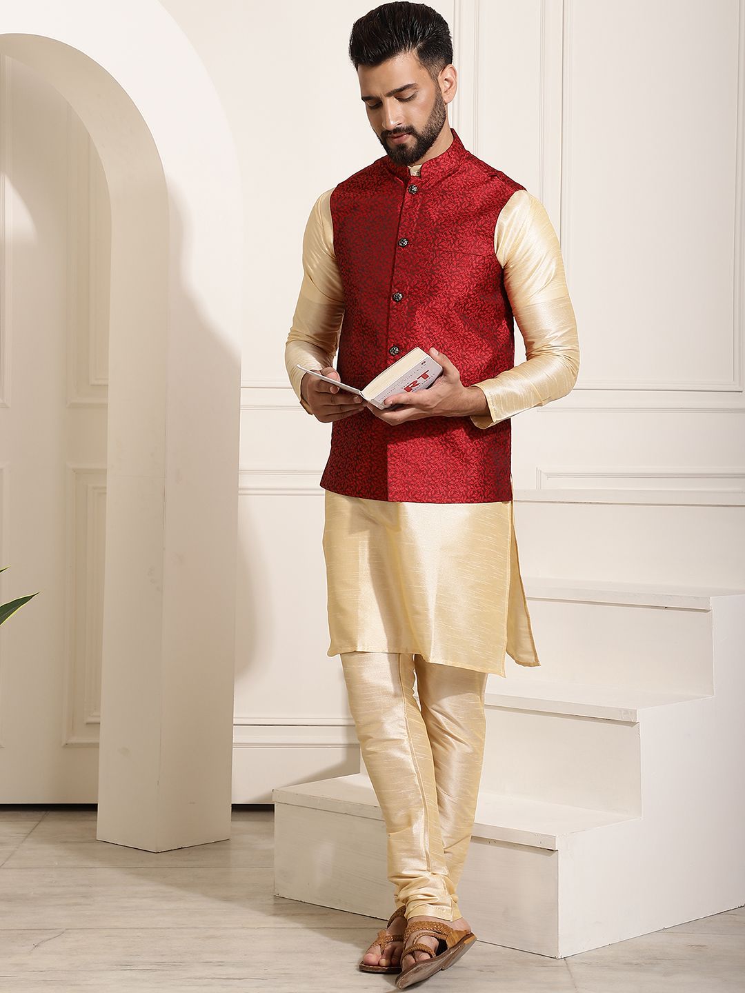 SOJANYA Lelaki Maroon & Motif Etnik Emas Jacquard Kurta dan Churidar dengan Jaket Nehru