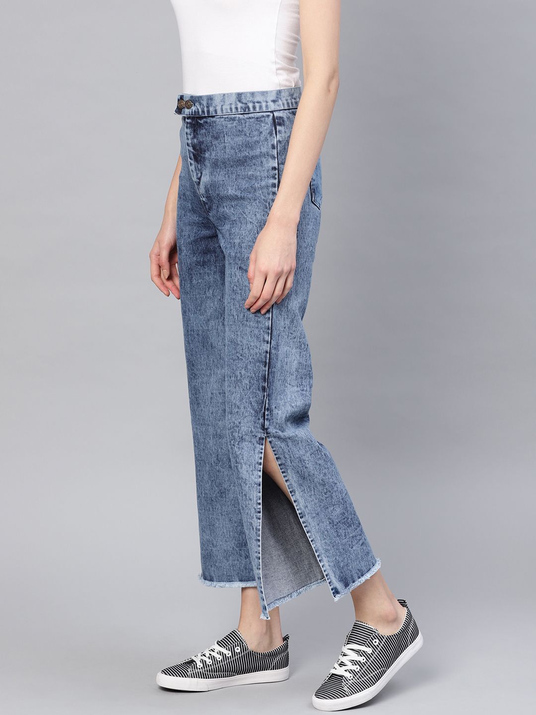 SASSAFRAS Women Blue Straight Fit Mid-Rise Clean Look Cropped Acid wash Jeans
