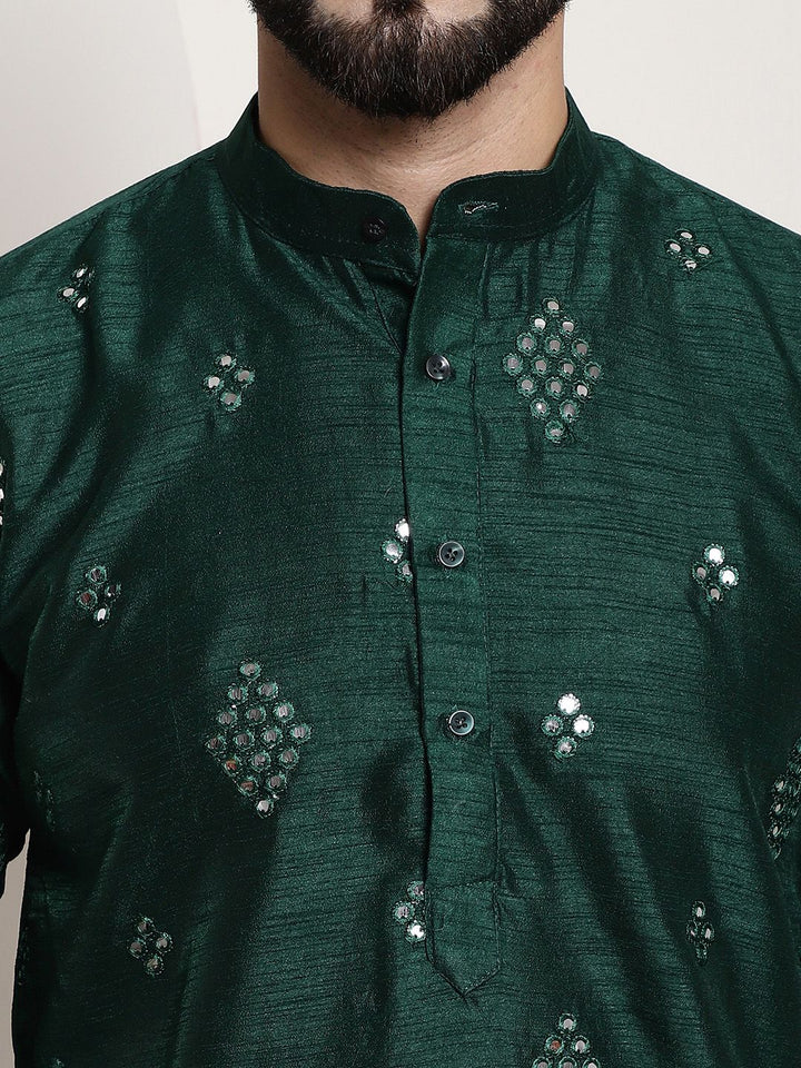 SOJANYA Dihiasi Kurta