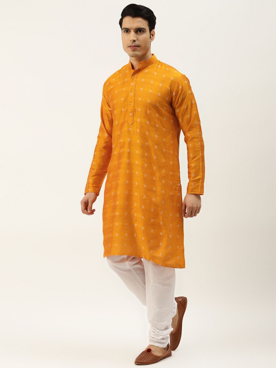 SOJANYA Kurta Motif Etnik Oren & Putih Putih dengan Jaket Churidar & Nehru