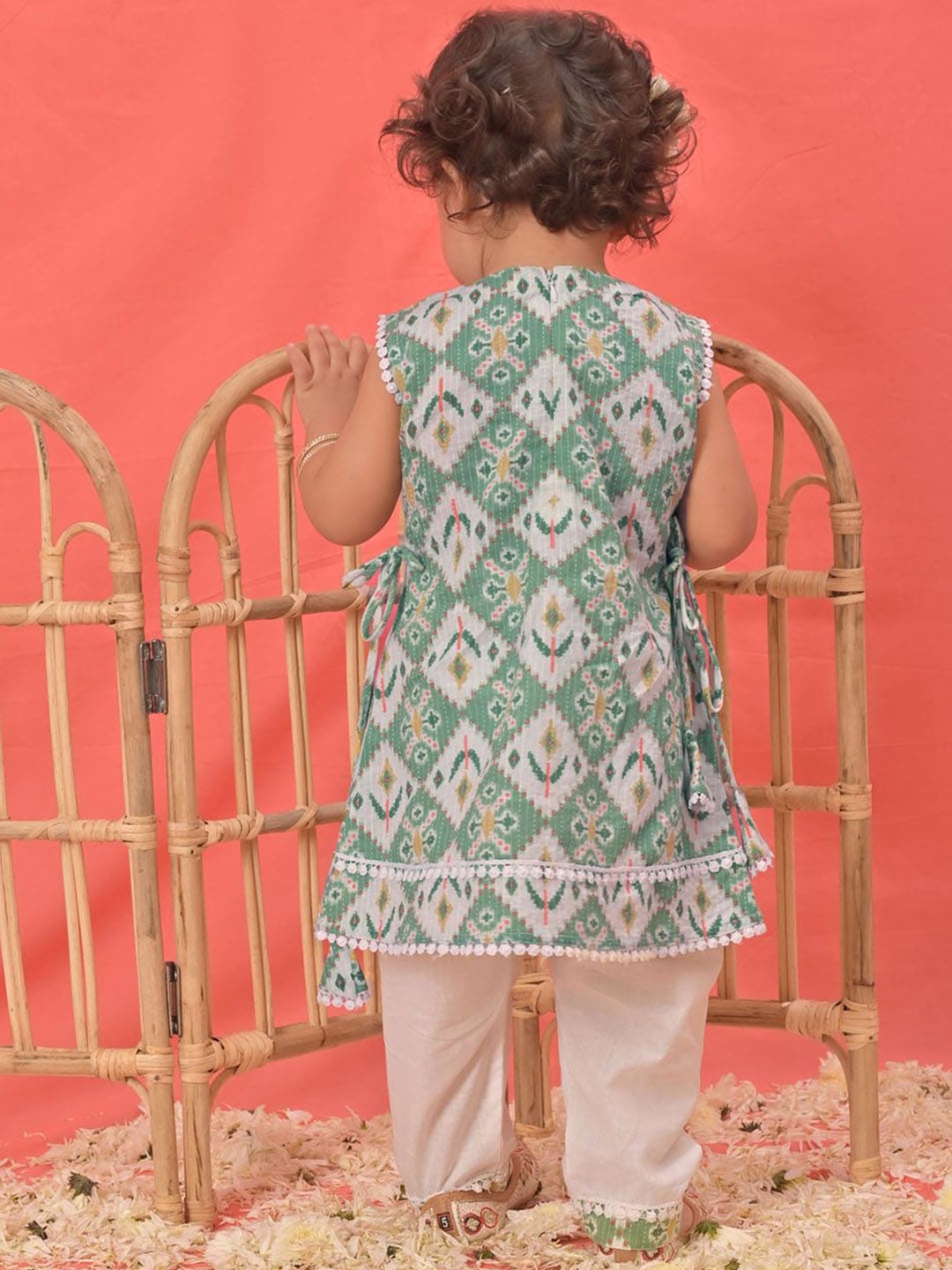 VASTRAMAY Girls Ikat Printed Regular Pure Cotton Kurta With Trouser