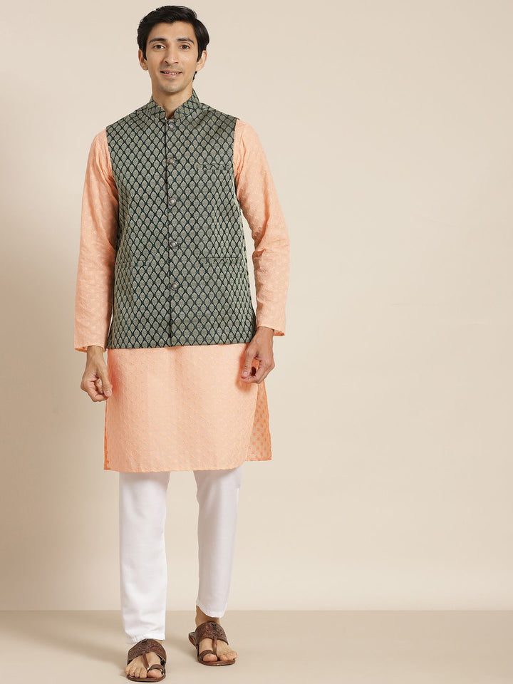 SOJANYA Lelaki Kurta Kapas Tulen Chikankari Warna Peach dengan Churidar & Nehrujacket