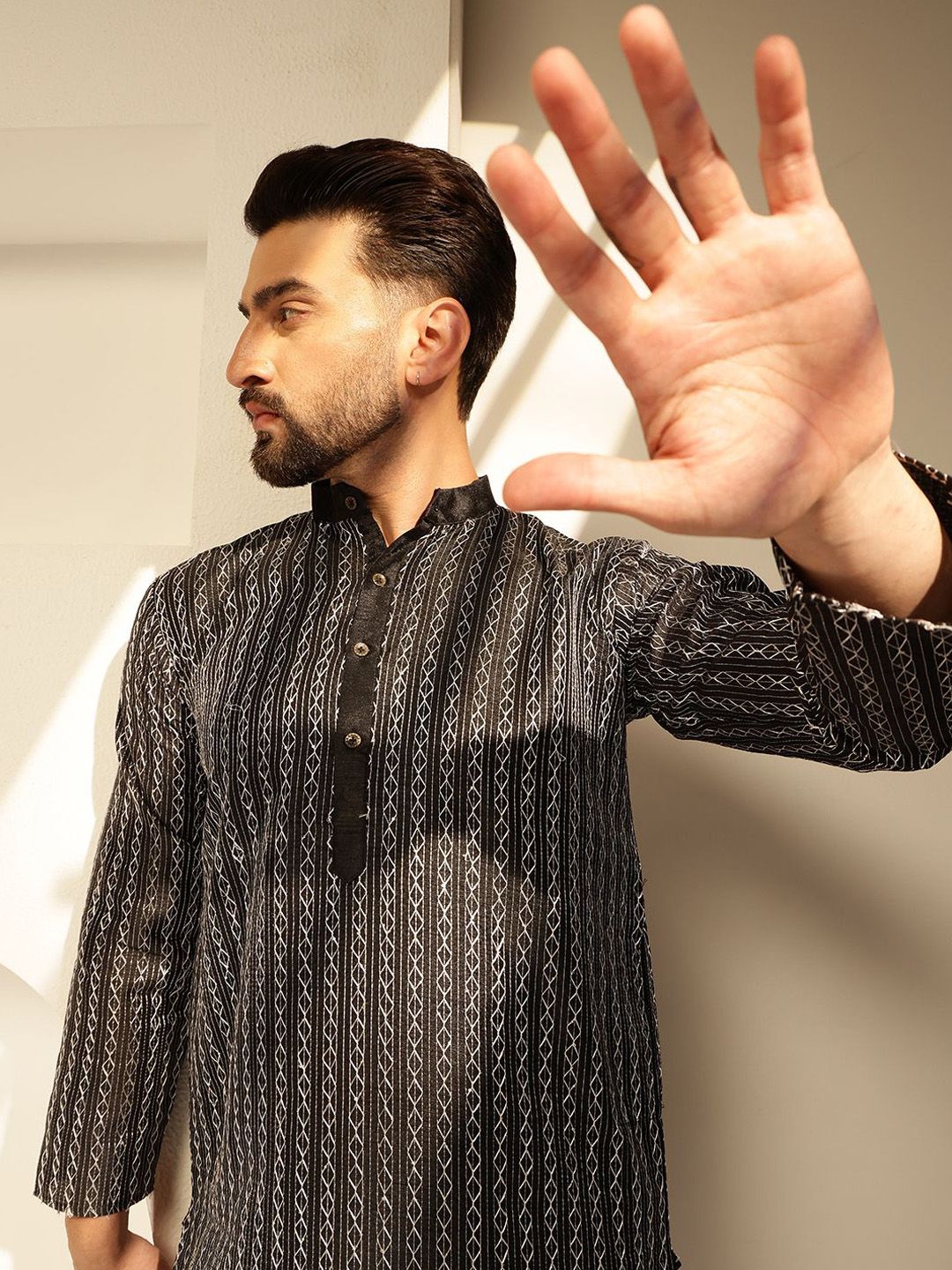 SOJANYA Geometric Embroidered Thread Work Straight Kurta