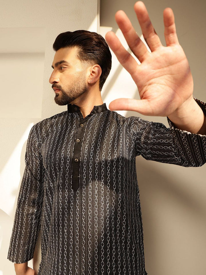 SOJANYA Geometric Embroidered Thread Work Straight Kurta