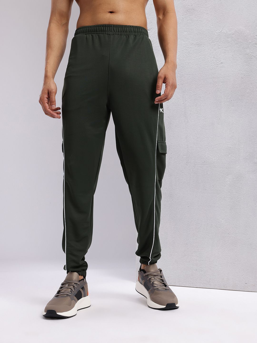 HRX by Hrithik Roshan Men Contrast Piping Mid-Rise Rapid-Dry Cargo-Style Training Joggers