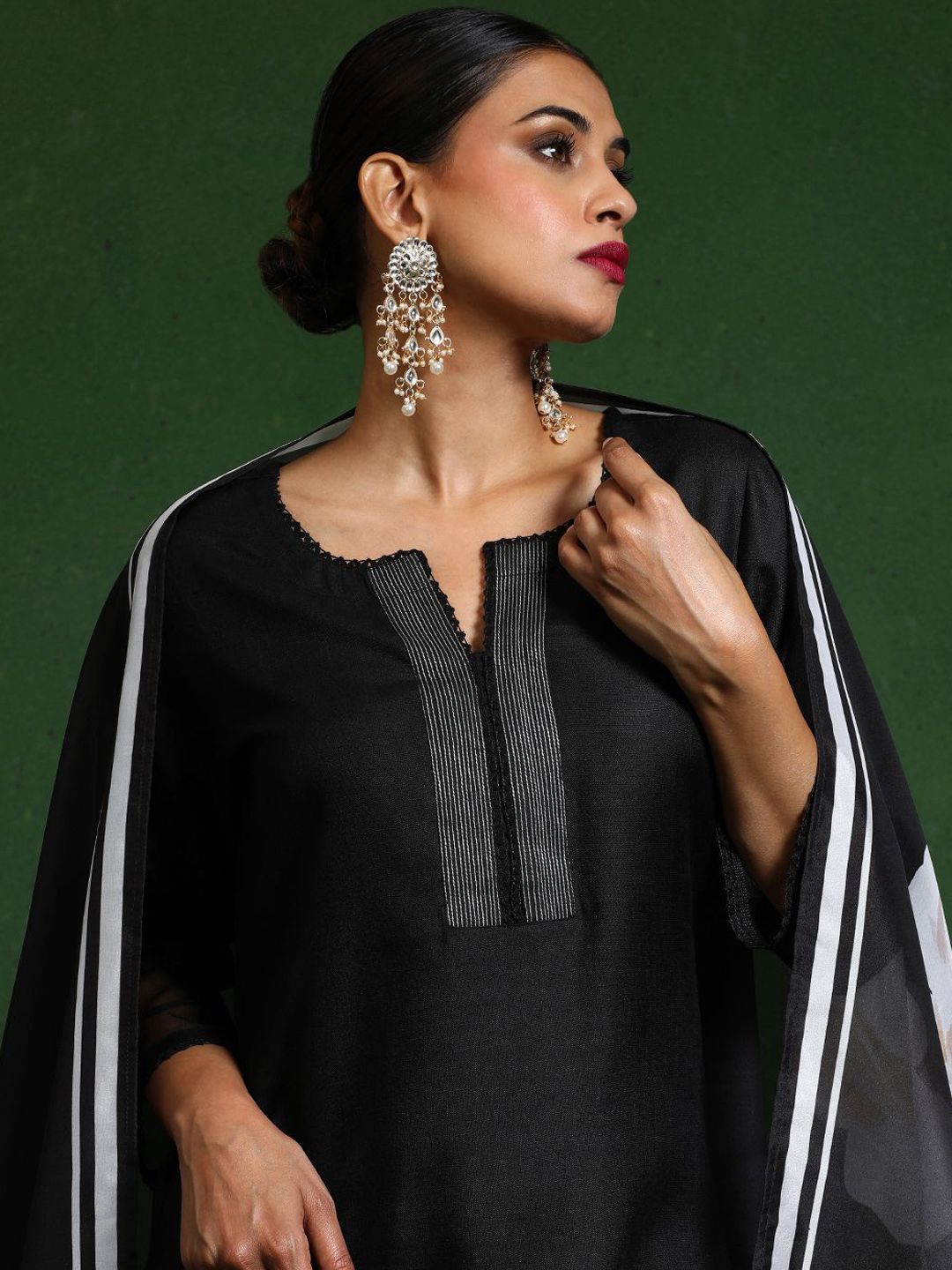 Varanga Thread Work Notch Neck Straight Kurta With Trousers And Dupatta