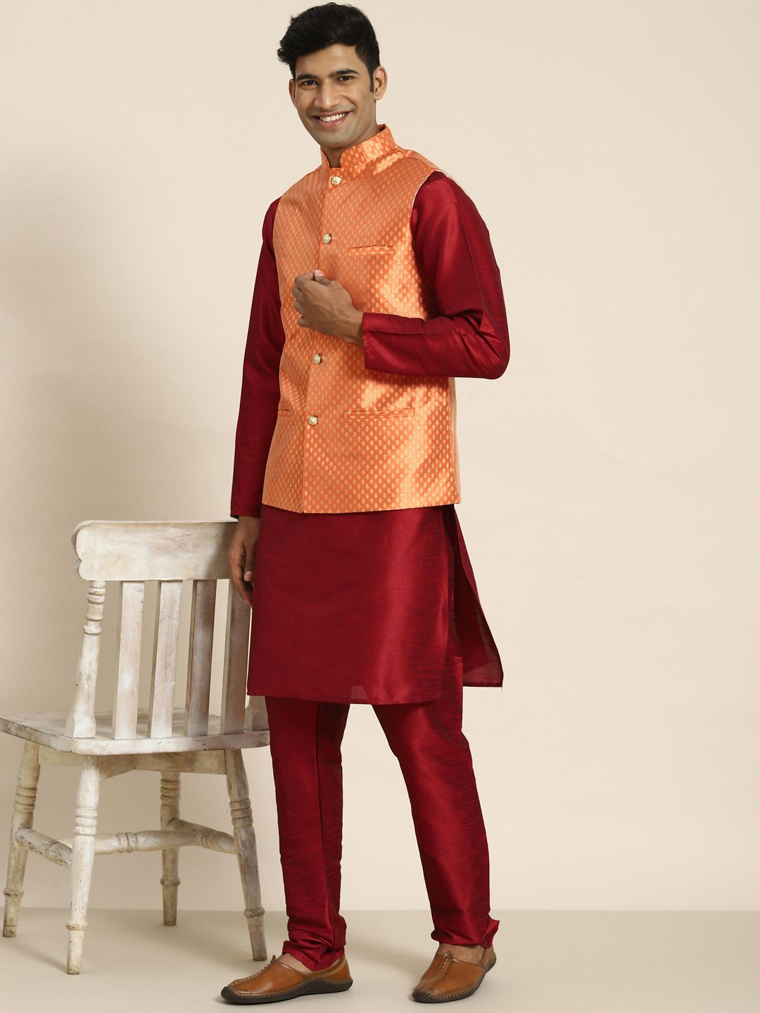 SOJANYA Kurta Rekaan Tenunan Lelaki dengan Churidar dengan Jaket Nehru