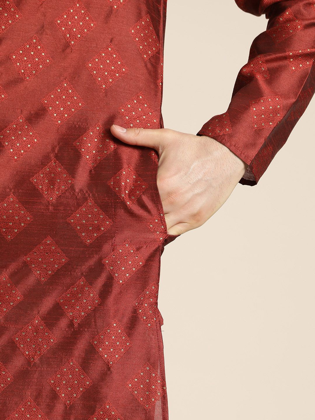SOJANYA Dihiasi Kurta