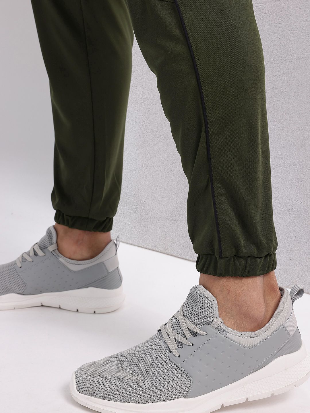 HRX by Hrithik Roshan Men Mid-Rise Rapid-Dry Training Joggers with Contrast Piping
