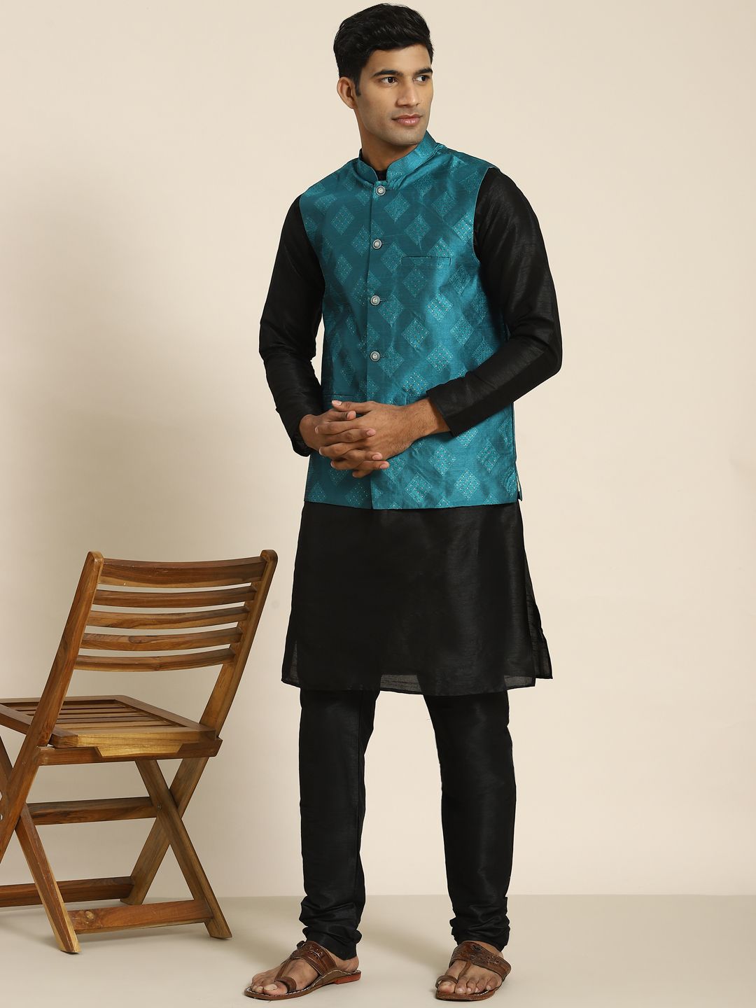 SOJANYA Men Black Kurta with Churidar