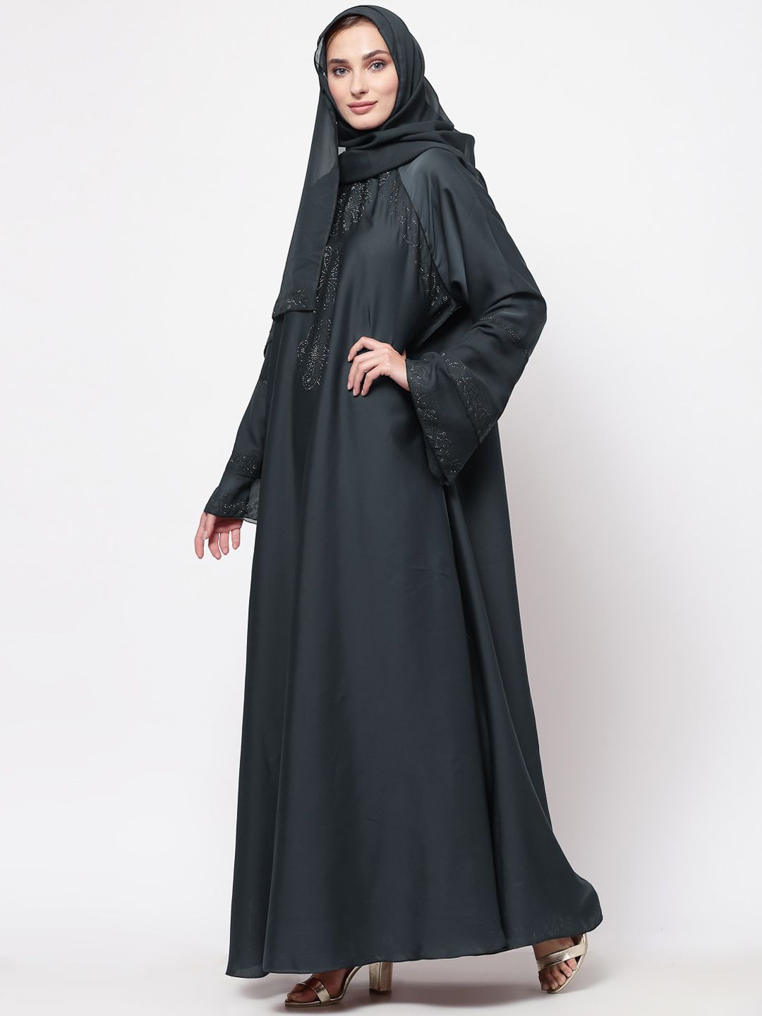 Klotthe wanita kelabu hiasi burqa dengan tudung