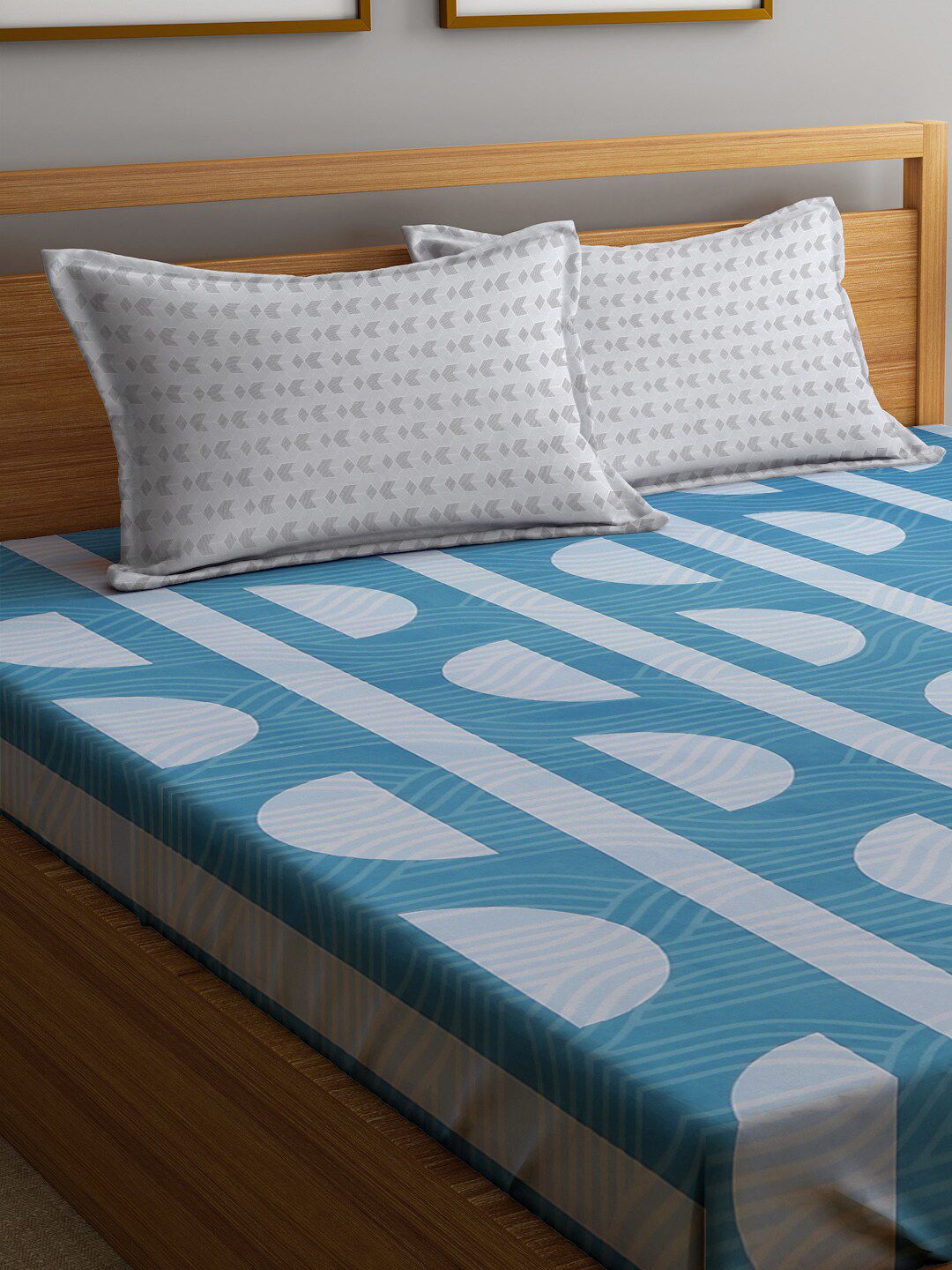 KLOTTHE Blue & White Geometric Printed 300 TC King Bedsheet With 2 Pillow Covers