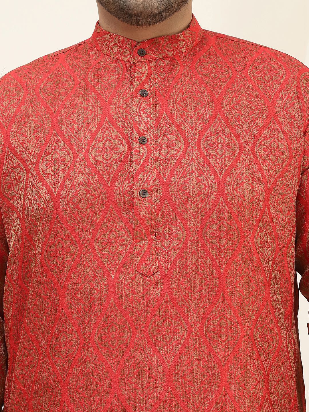 SOJANYA PLUS Lelaki Rekaan Tenunan Sutera Jacquard Merah & Emas Kurta Lurus