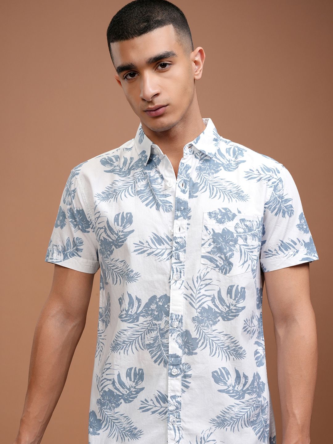 Highlander Men White & Blue Slim Fit Dicetak Baju Kasual