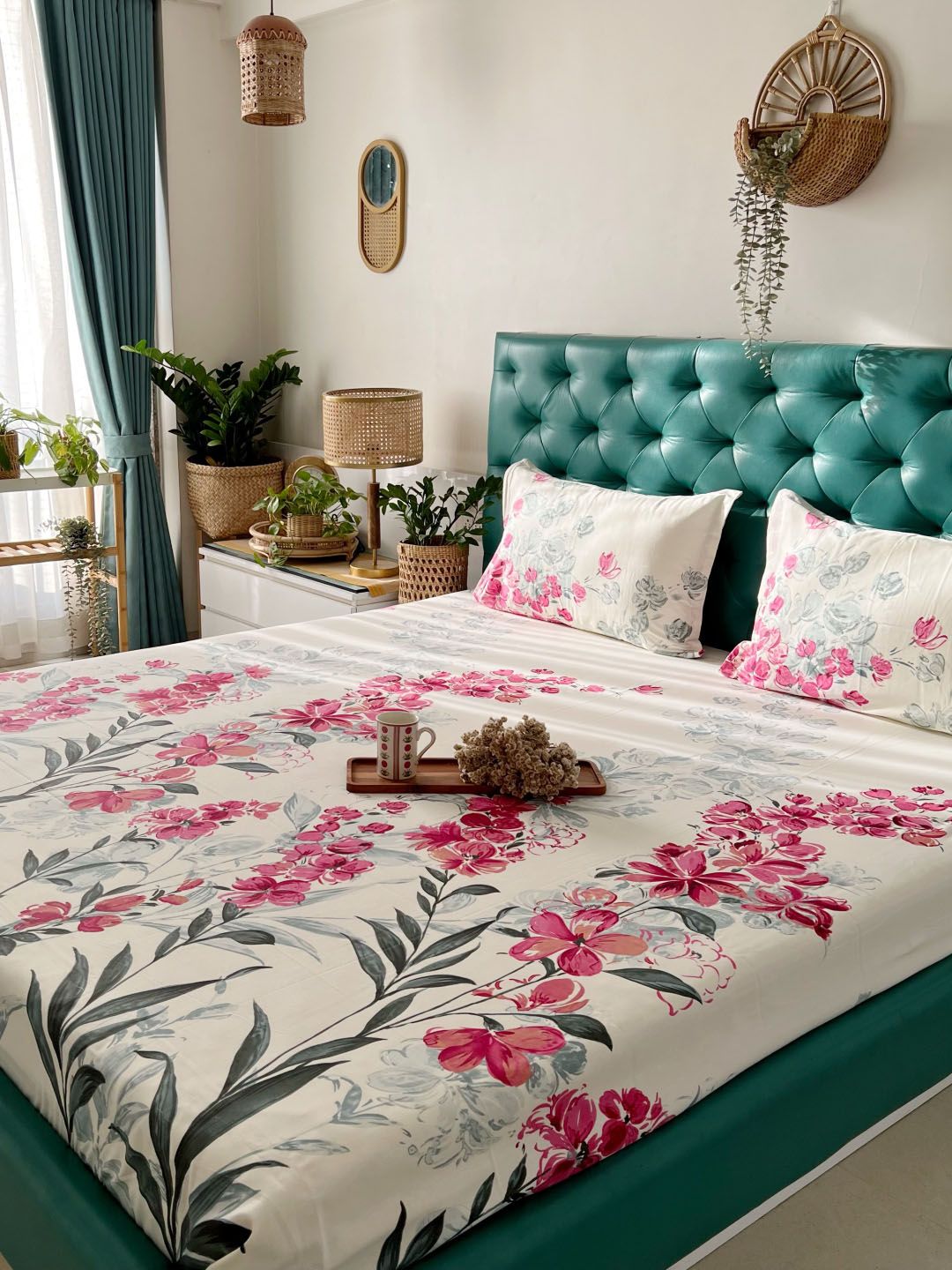 URBAN SPACE Serene Off White & Pink 200 TC Fitted Cotton King Bedsheet & 2 Pillow Covers