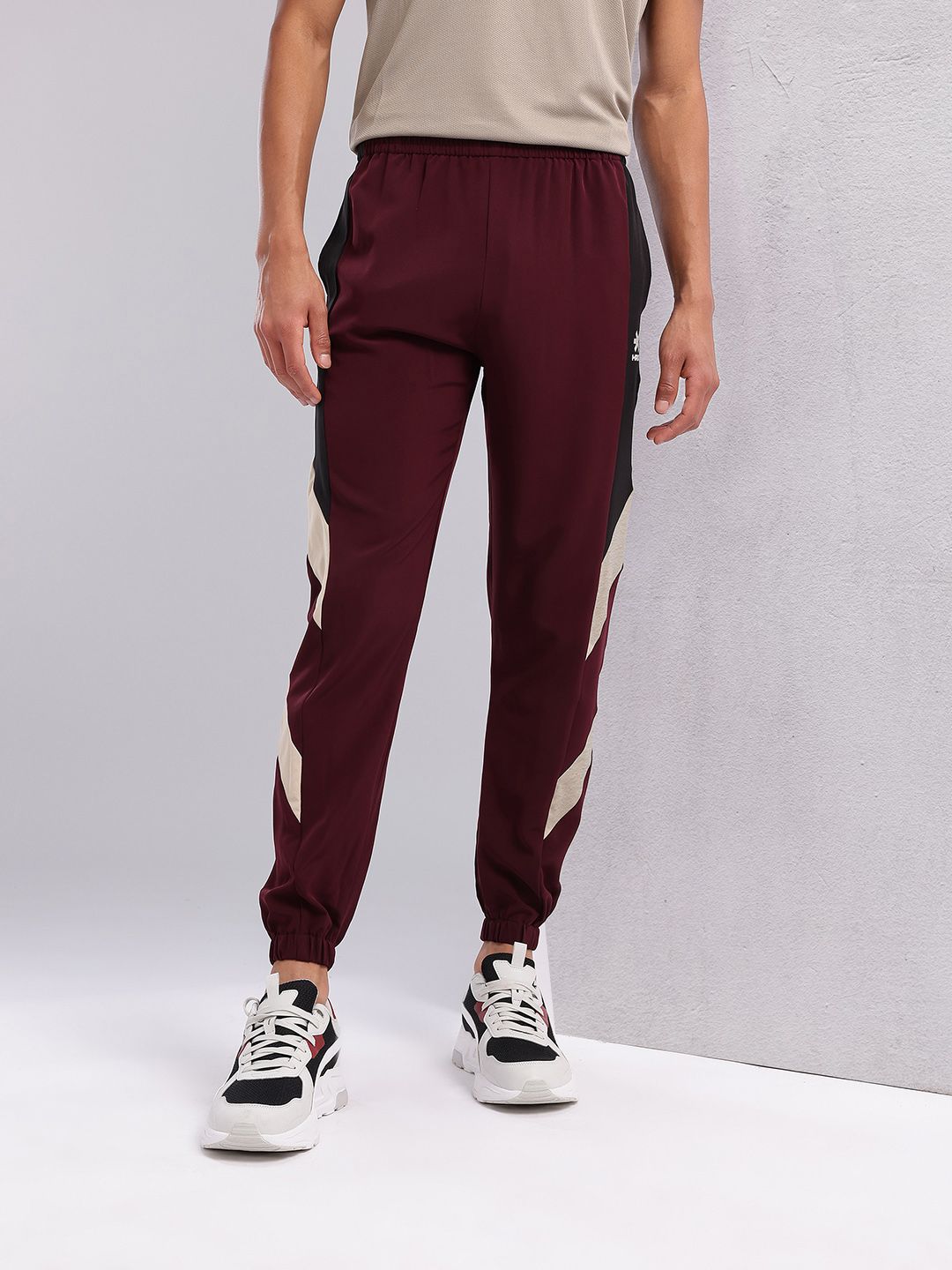 HRX by Hrithik Roshan Men Lifestyle Mid-Rise Colorblocked Casual Joggers