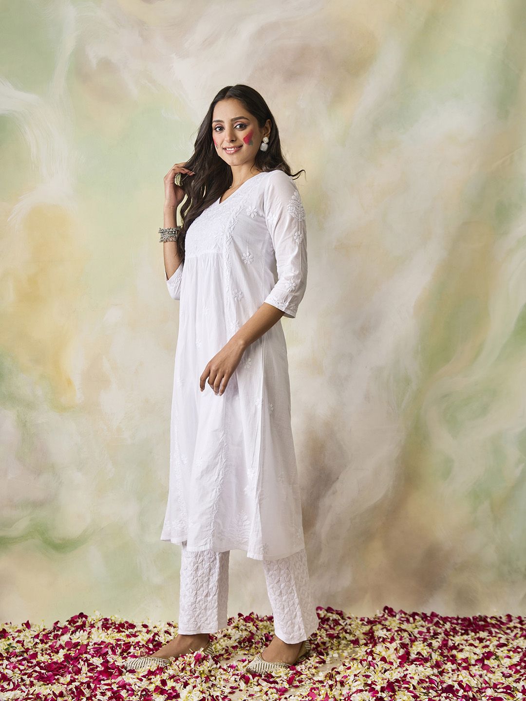 HOUSE OF KARI Women White Floral Embroidered Chikankari Floral Kurta