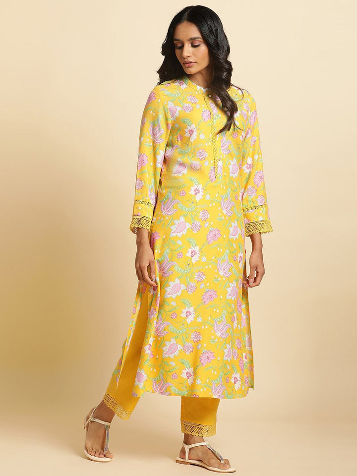 W Women Floral Print Kurta With Straight Pant