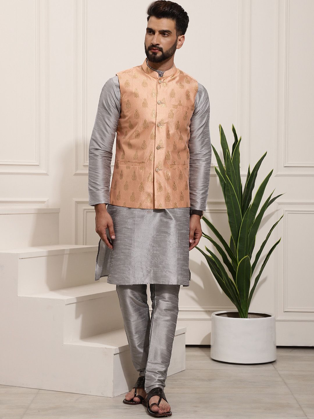 SOJANYA Kurta Rekaan Tenunan Lelaki dengan Churidar dengan Jaket Nehru
