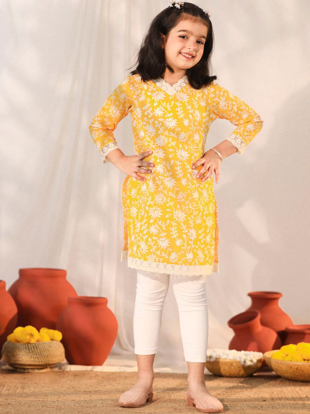 VASTRAMAY Girls Floral Printed Pure Cotton V-Neck Straight Kurta With Legging
