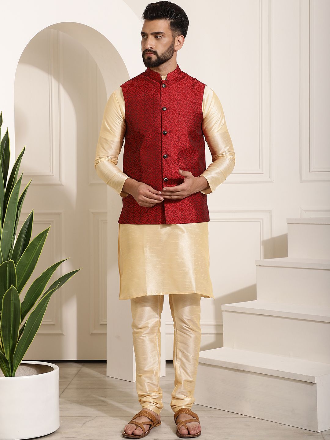 SOJANYA Lelaki Maroon & Motif Etnik Emas Jacquard Kurta dan Churidar dengan Jaket Nehru