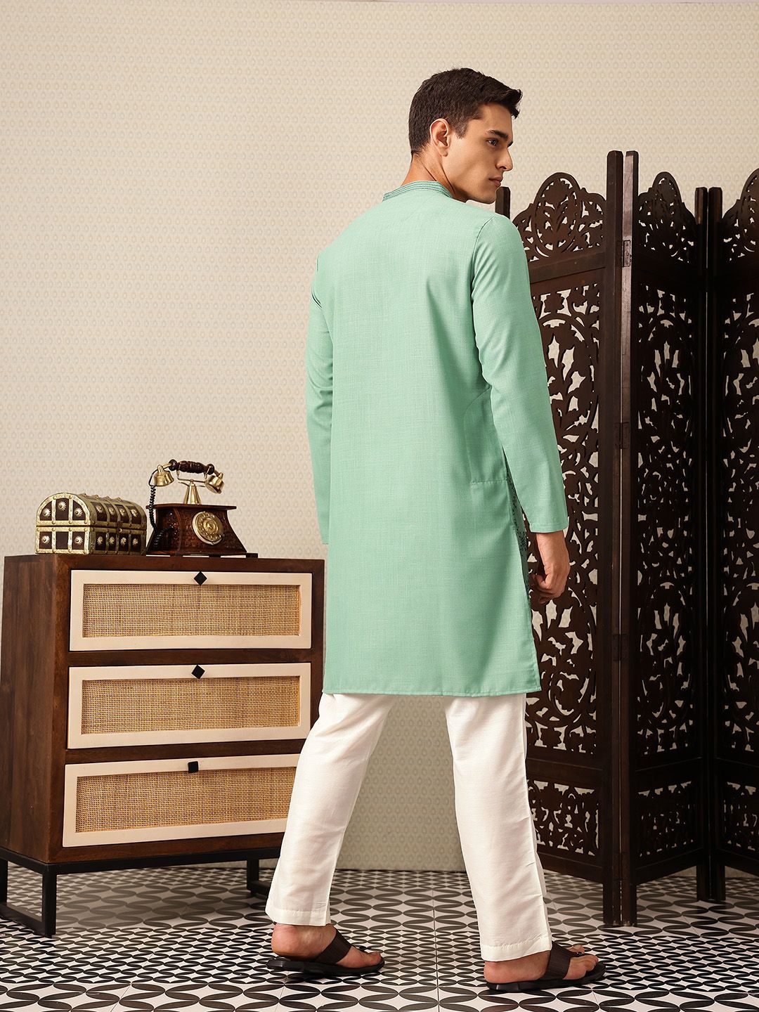 House of Pataudi Floral Thread Work Mandarin Collar Jashn Kurta with Trousers