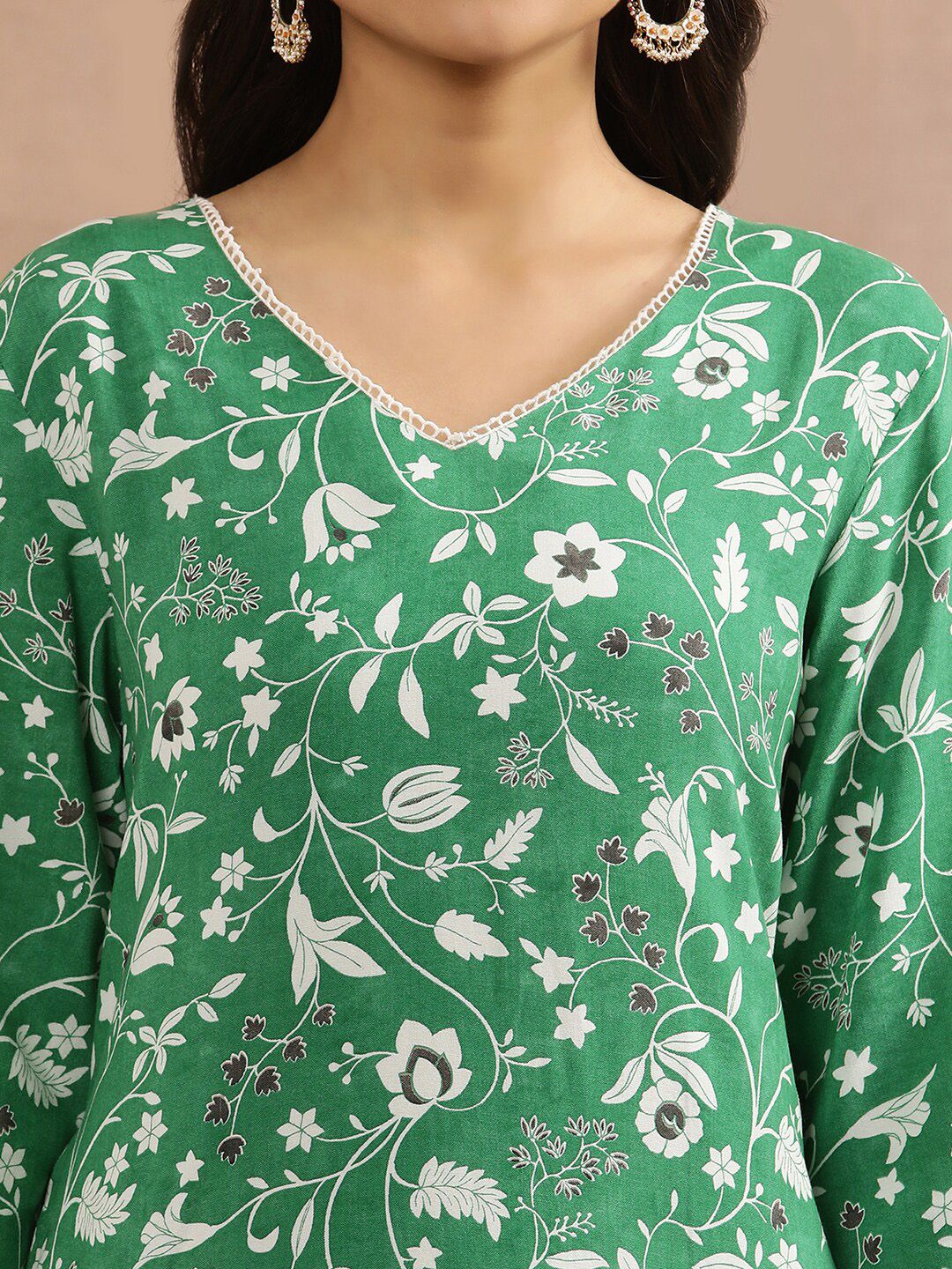 W Floral Printed V-Neck Straight Kurta