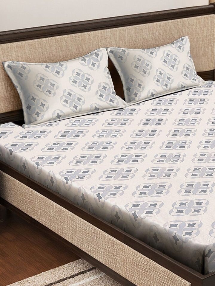 KLOTTHE Off White & Grey Geometric Cotton 400 TC King Fitted Bedsheet With 2 Pillow Covers