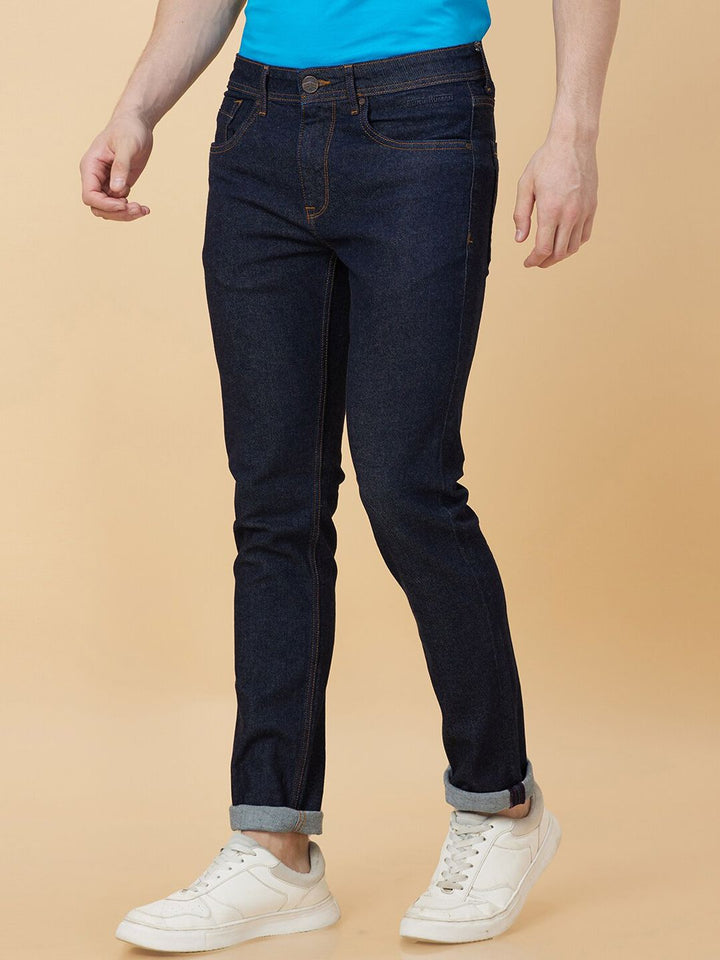 Menjadi lelaki manusia kurus jeans yang kurus