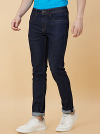 Menjadi lelaki manusia kurus jeans yang kurus