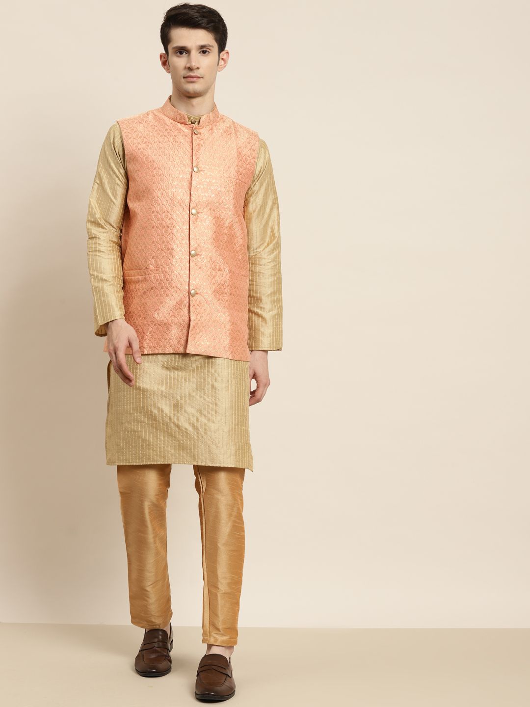 SOJANYA Kurta Lelaki Warna Emas & Peach dengan Jaket Churidar & Nehru