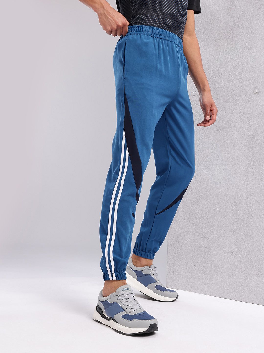 HRX by Hrithik Roshan Men Lifestyle Mid-Rise Side Striped Joggers