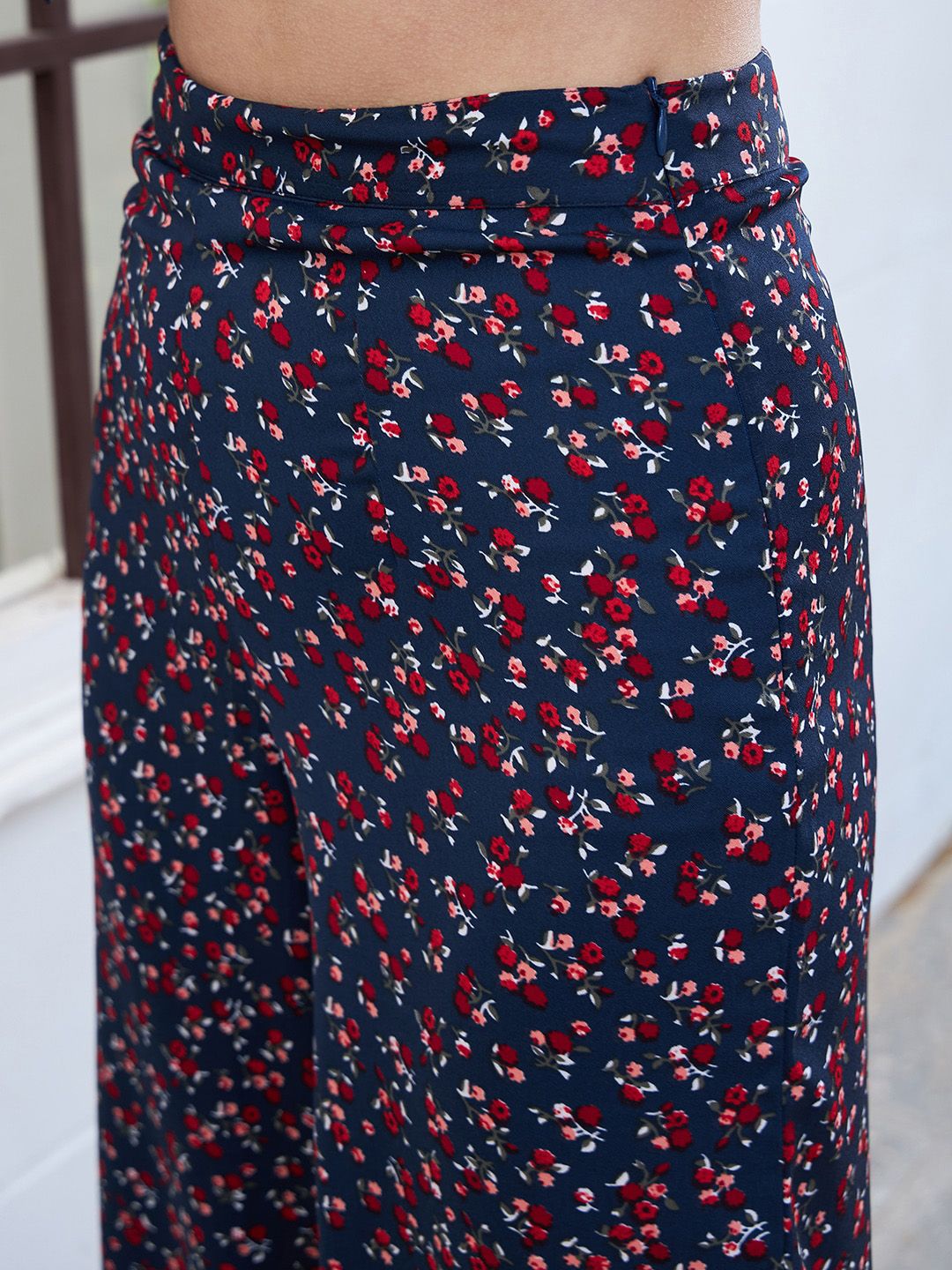 Berrylush Navy Blue & Red Floral Printed Crop Top with Trousers