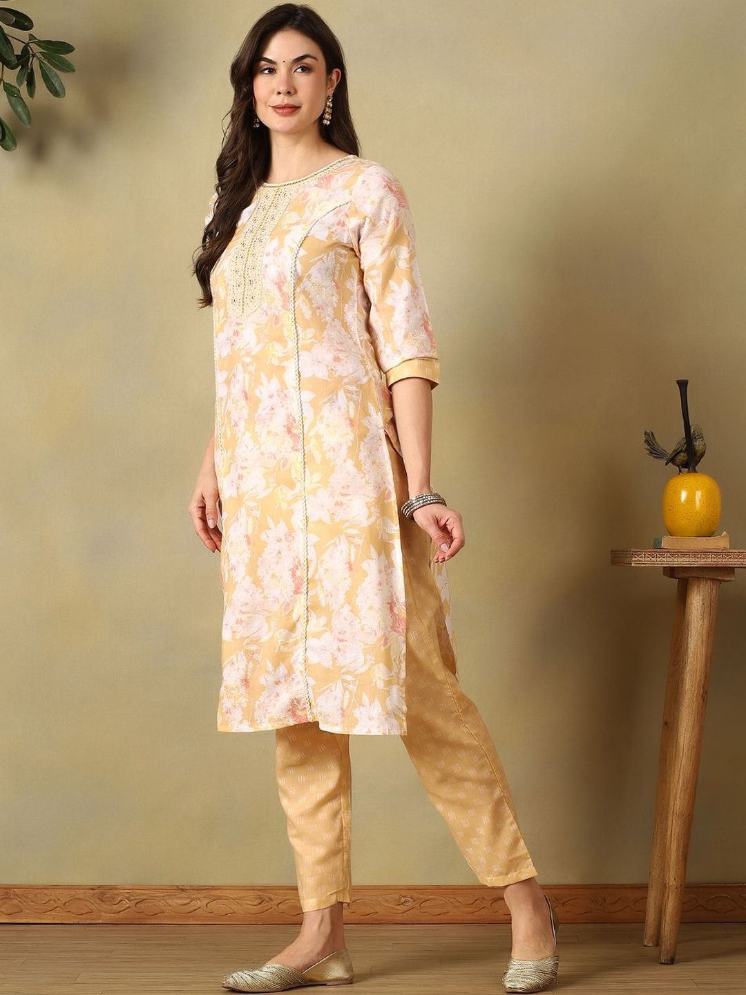 Mamicha Women Floral Printed Regular Thread Work Pure Cotton Kurta with Trousers & With Dupatta