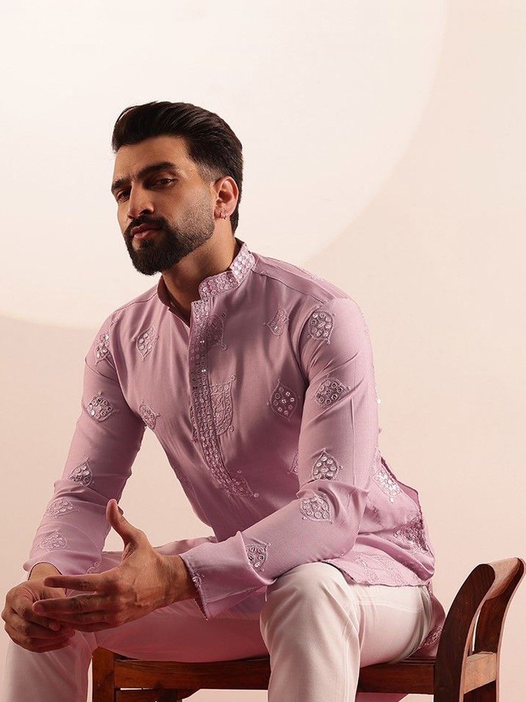 SOJANYA Men Embroidered Mirror Work Kurta
