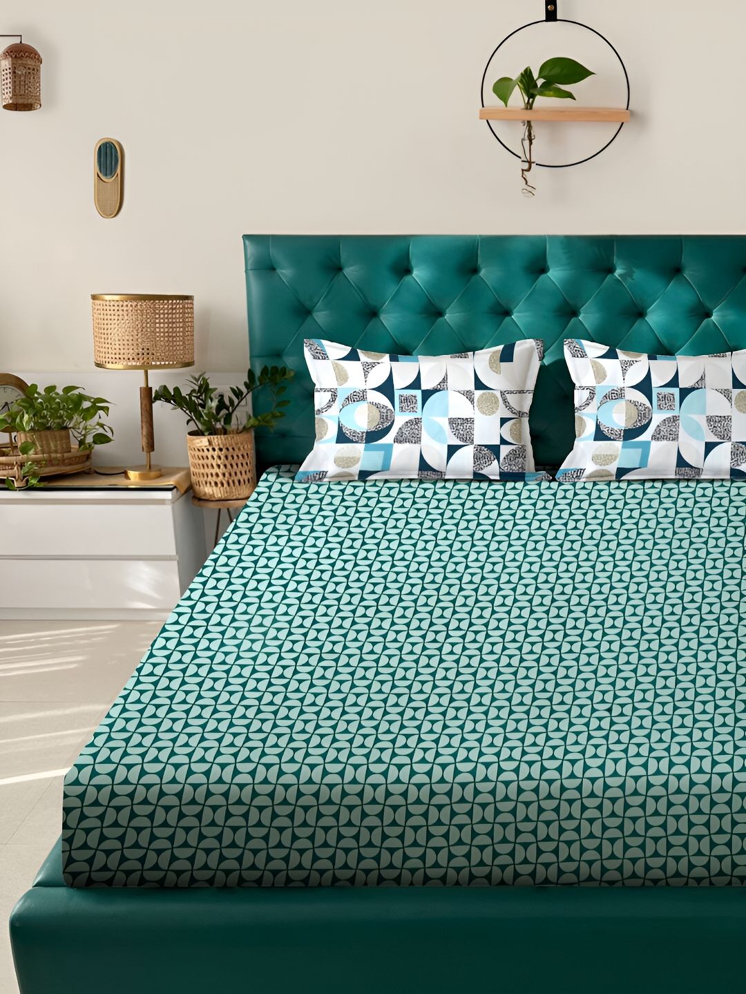 KLOTTHE Green Geometric Printed 300TC Double King Bedsheet With 2 Pillow Covers