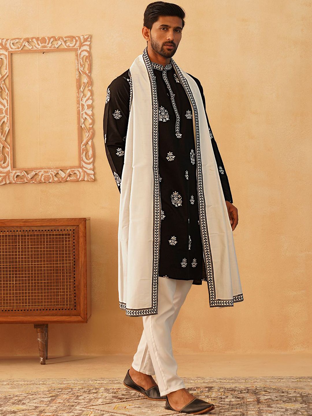 Jompers Men Floral Embroidered Kurta with Pyjama & Dupatta