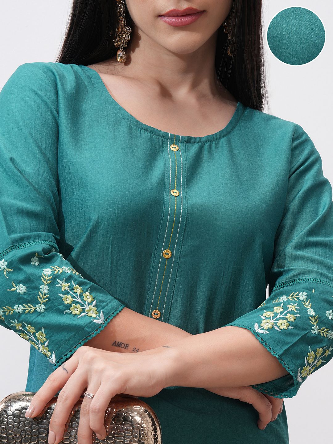 Vishudh Round Neck Three-Quarter Sleeves Thread Work Straight Kurta