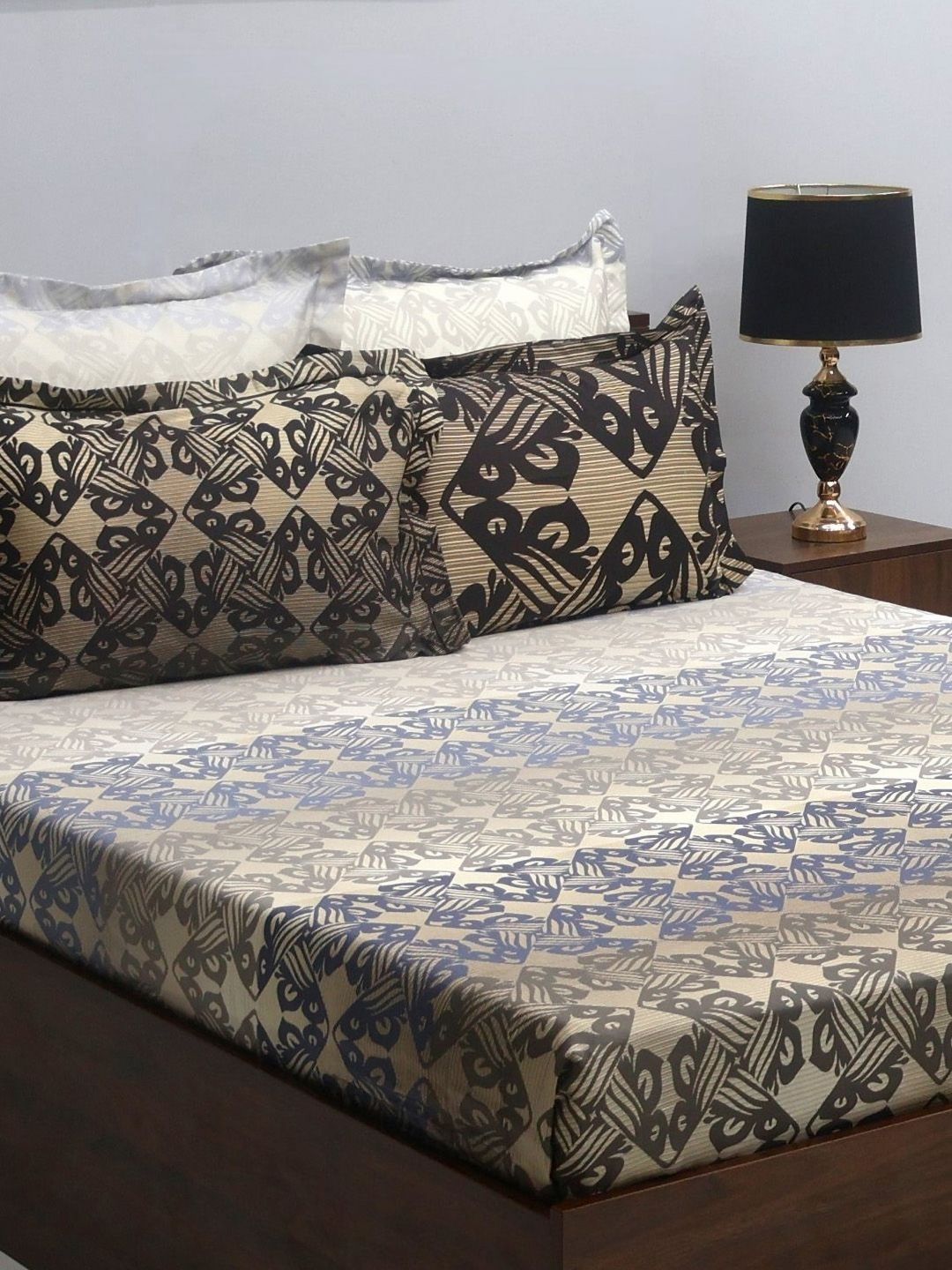 BOMBAY DYEING Grey & Brown Printed 300 TC Cotton King Bedsheet with 4 Pillow Covers