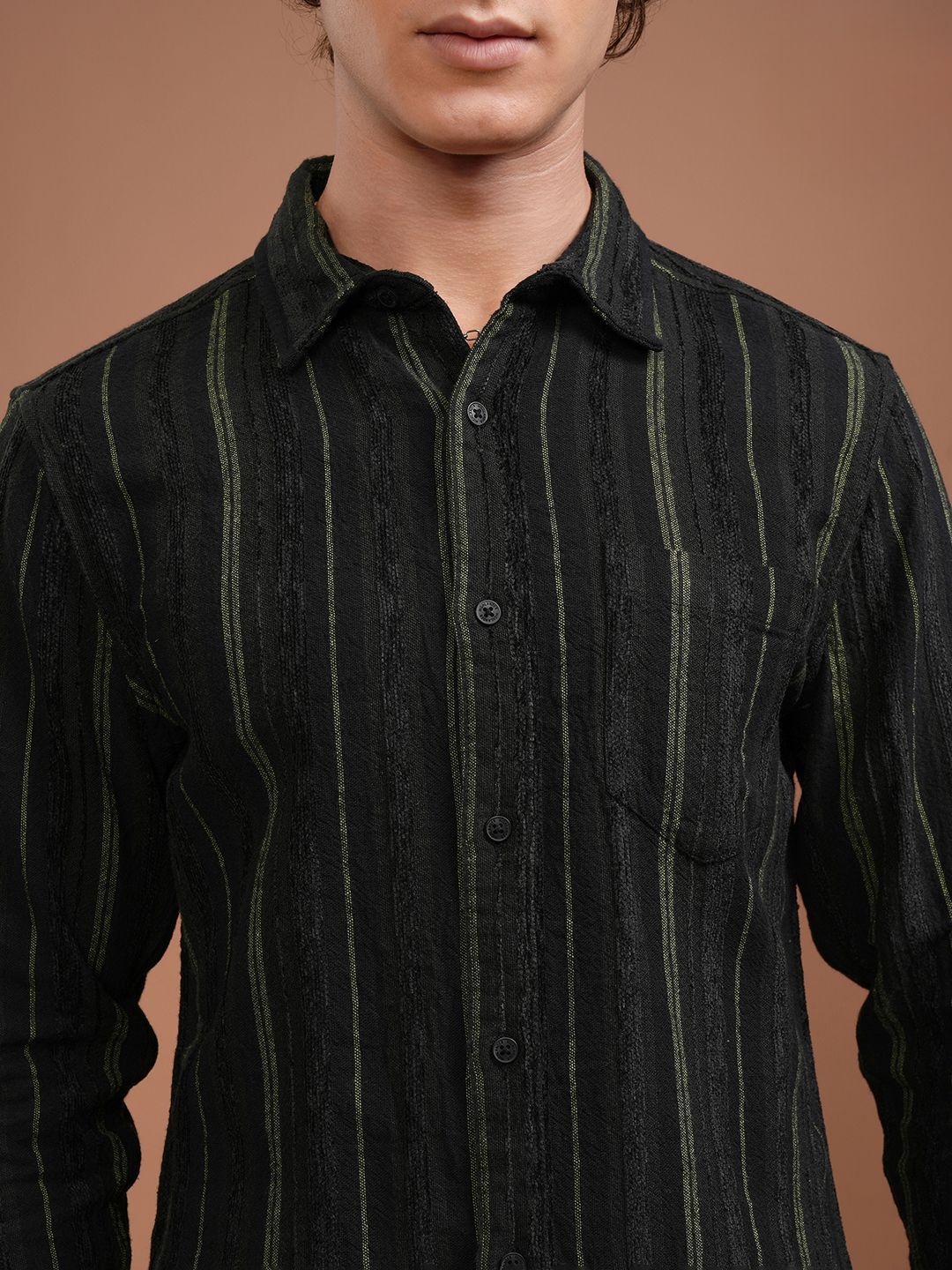 Lelaki Highlander menyebarkan baju bergaris menegak kolar