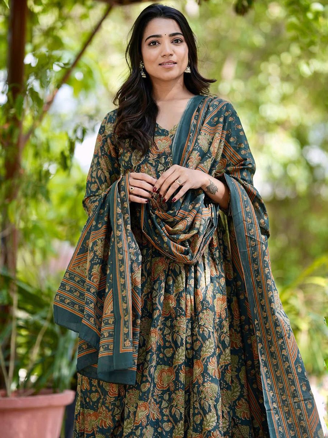 Kalini Floral dicetak Anarkali kurta dengan seluar & dupatta