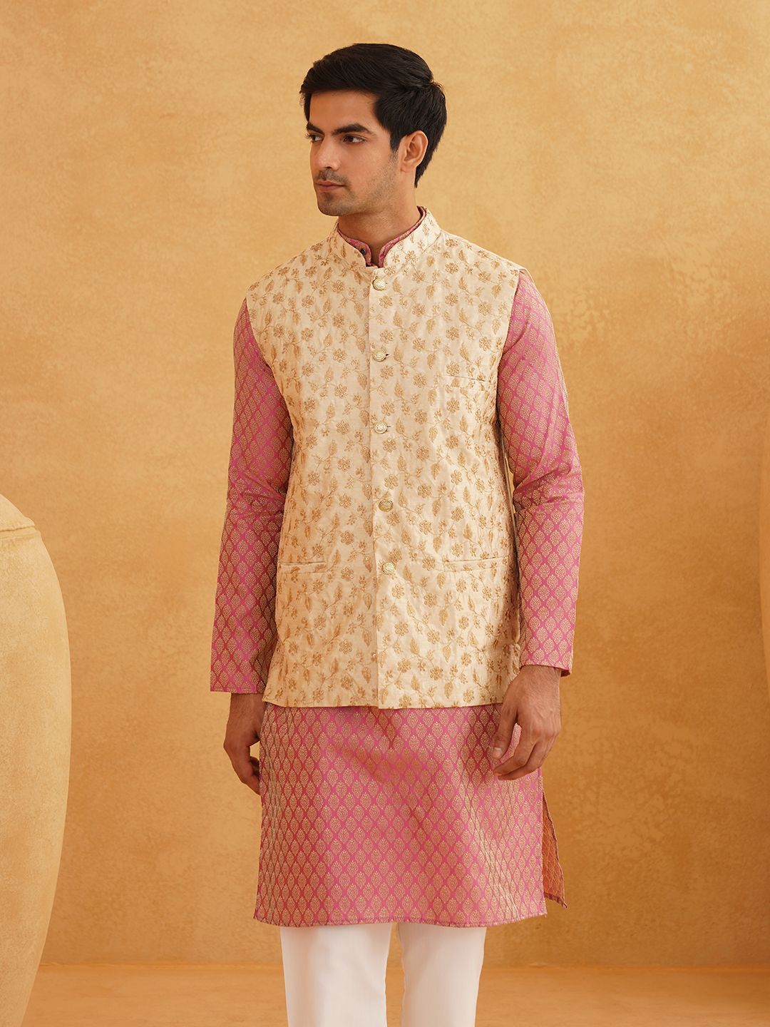 SOJANYA Motif Etnik Reka bentuk tenunan Kolar Kurta Dengan Jaket Churidar Dan Nehru
