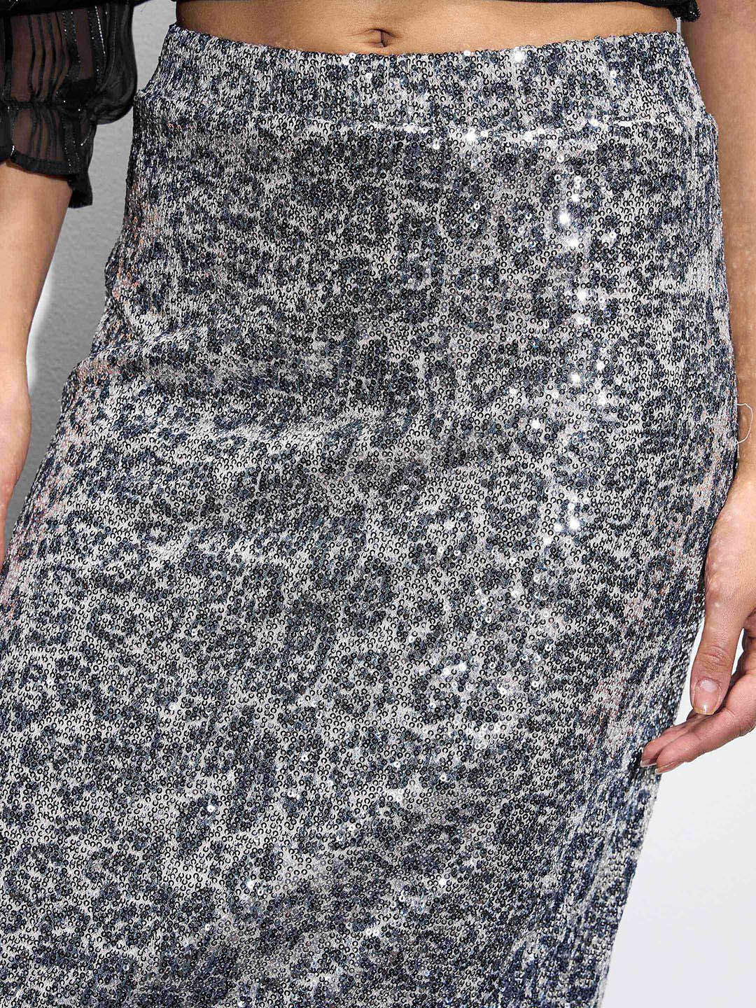 Wanita sassafras menghiasi skirt midi pensil