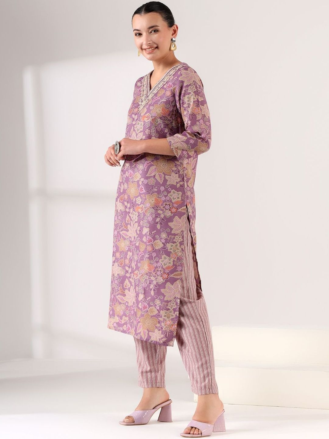 Mamicha Women Floral Printed Regular Thread Work Kurta with Trousers & With Dupatta
