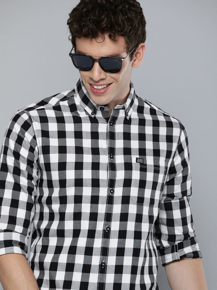 The Indian Garage Co Men White & Black Slim Fit Checked Casual Shirt