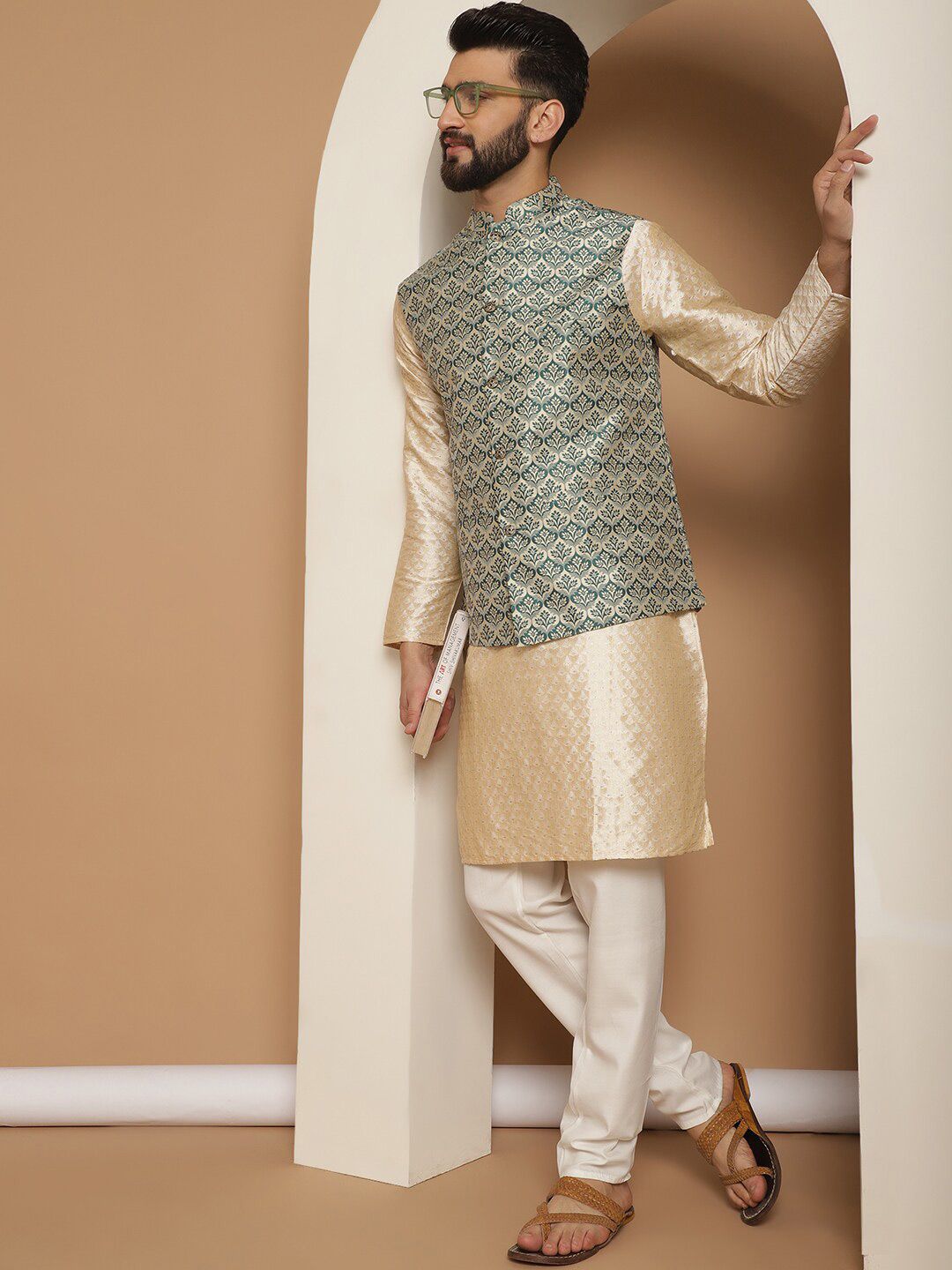 Anouk Beige Etnic Motif Tenunan Rekaan Kurta Lurus Dengan Jaket Churidar & Nehru